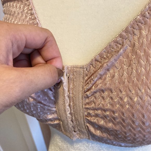 VINTAGE STYLE BRA - SIZE 38 - SILK SATINY FABRIC - Picture 2 of 9